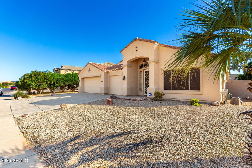 Image 4 of property listing at 41027 W PRYOR Lane Lane, Maricopa, AZ 85138