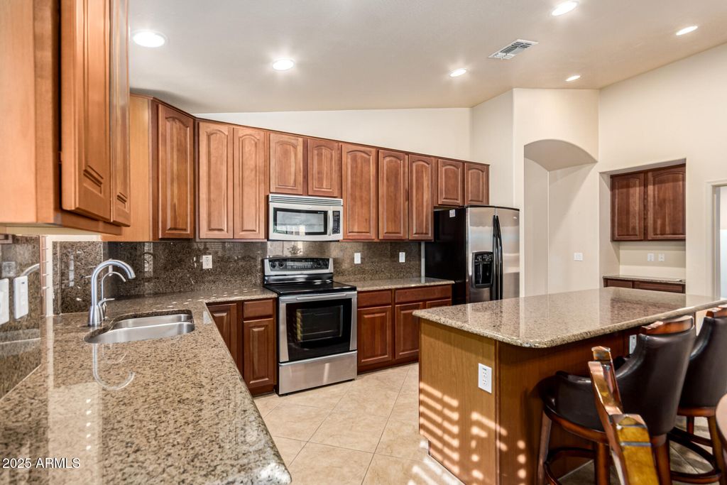 Image 7 of property listing at 41027 W PRYOR Lane Lane, Maricopa, AZ 85138