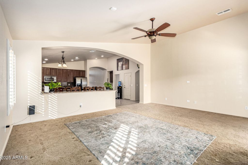 Image 9 of property listing at 41027 W PRYOR Lane Lane, Maricopa, AZ 85138