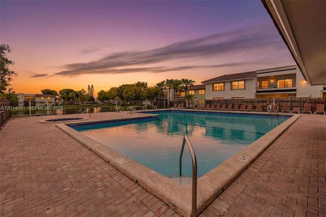 10833 NW 7th St 10-22, Miami, FL 33172