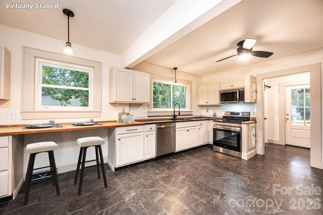 526 Kentwood Street SW, Lenoir, NC 28645