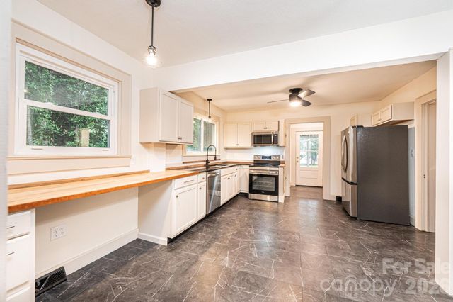 526 Kentwood Street SW, Lenoir, NC 28645