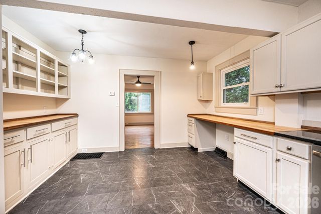 526 Kentwood Street SW, Lenoir, NC 28645