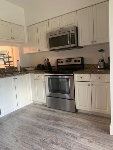 20 Key West Ct, Weston, FL 33326