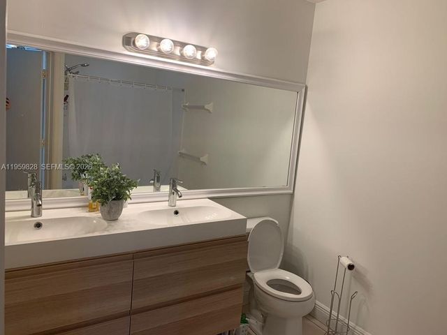 20 Key West Ct, Weston, FL 33326