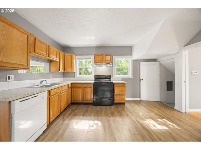 6424 Ne HASSALO St, Portland, OR 97213