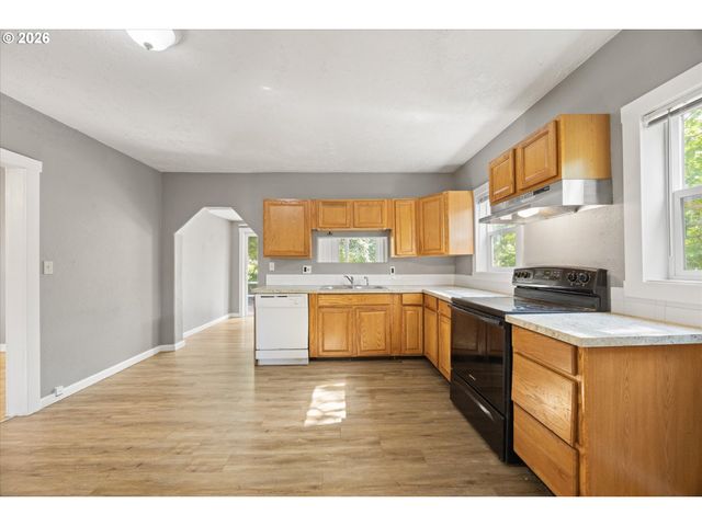 6424 Ne HASSALO St, Portland, OR 97213
