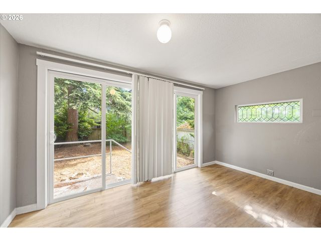 6424 Ne HASSALO St, Portland, OR 97213