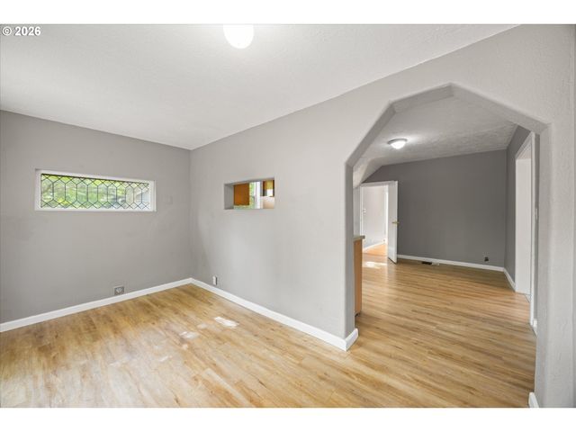 6424 Ne HASSALO St, Portland, OR 97213