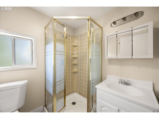 6424 Ne HASSALO St, Portland, OR 97213