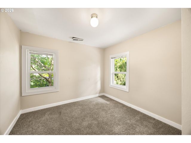 6424 Ne HASSALO St, Portland, OR 97213