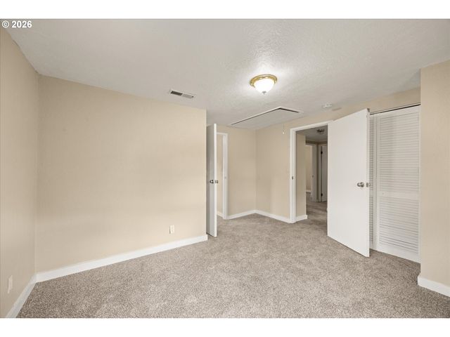 6424 Ne HASSALO St, Portland, OR 97213