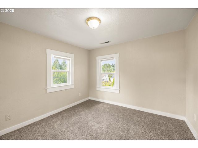 6424 Ne HASSALO St, Portland, OR 97213