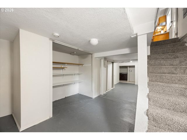 6424 Ne HASSALO St, Portland, OR 97213