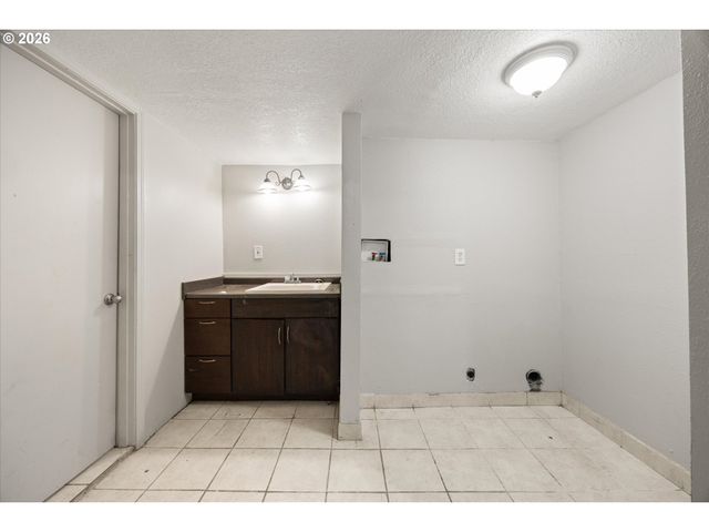 6424 Ne HASSALO St, Portland, OR 97213
