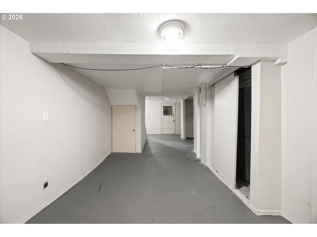6424 Ne HASSALO St, Portland, OR 97213