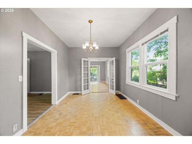 6424 Ne HASSALO St, Portland, OR 97213