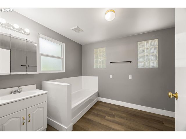 6424 Ne HASSALO St, Portland, OR 97213
