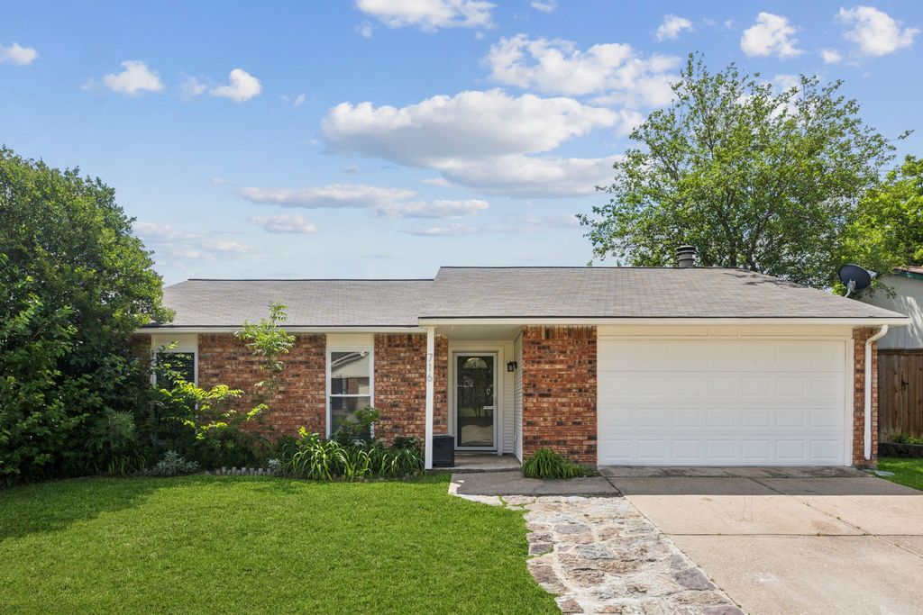 716 Roaming Road Drive, Allen, TX 75002