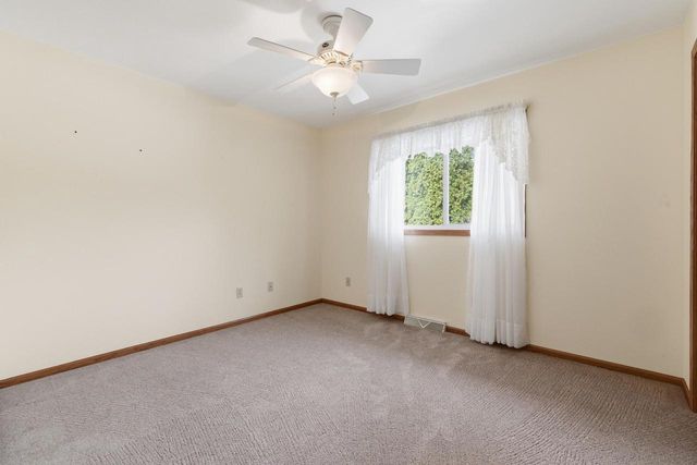 496 Glacier PASS, Slinger, WI 53086