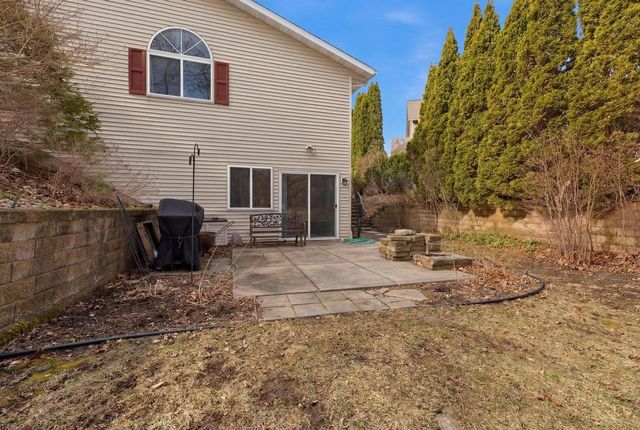 496 Glacier PASS, Slinger, WI 53086