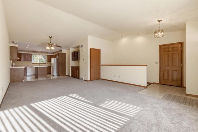 496 Glacier PASS, Slinger, WI 53086