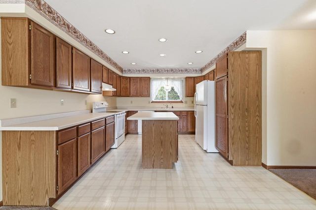 496 Glacier PASS, Slinger, WI 53086