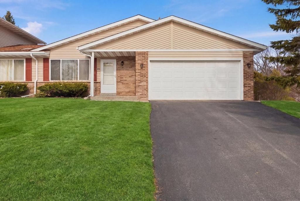 496 Glacier PASS, Slinger, WI 53086