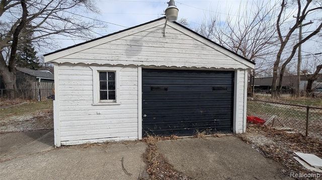 44 W Elza Avenue, Hazel Park, MI 48030
