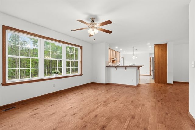 221 Parkhill Rd, Economy, PA 15005