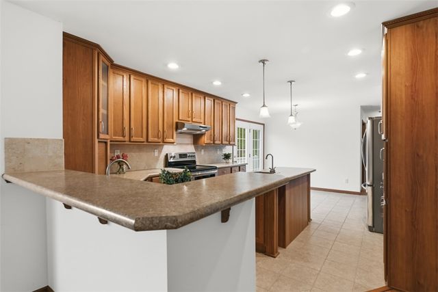 221 Parkhill Rd, Economy, PA 15005