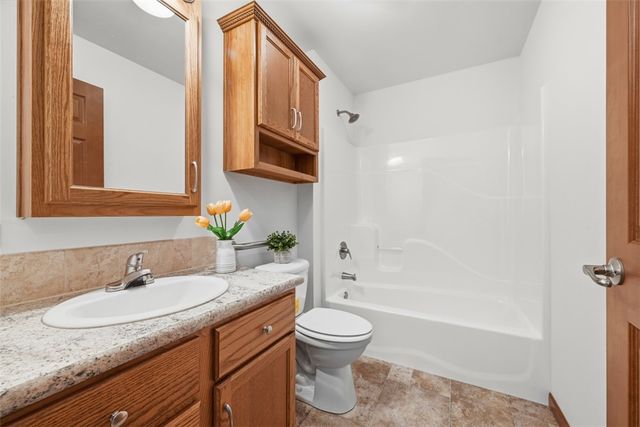 221 Parkhill Rd, Economy, PA 15005