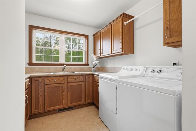 221 Parkhill Rd, Economy, PA 15005