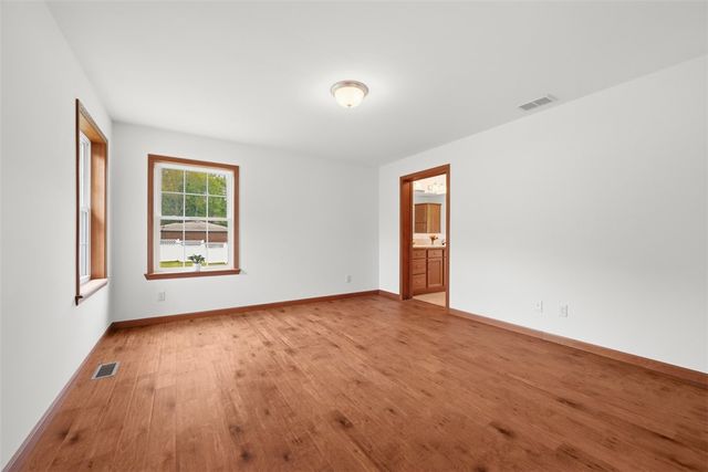 221 Parkhill Rd, Economy, PA 15005