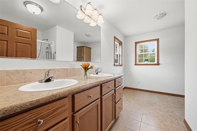221 Parkhill Rd, Economy, PA 15005