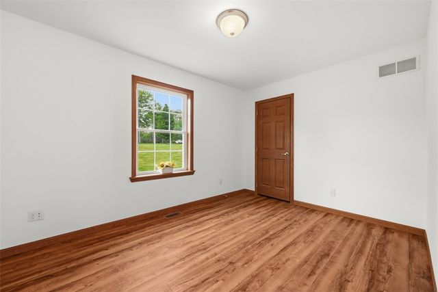 221 Parkhill Rd, Economy, PA 15005