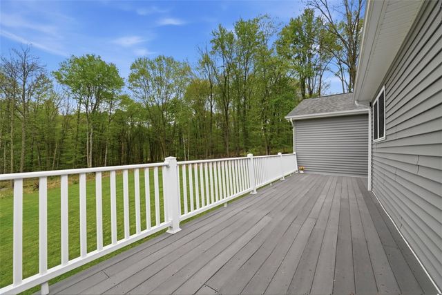 221 Parkhill Rd, Economy, PA 15005