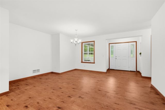 221 Parkhill Rd, Economy, PA 15005