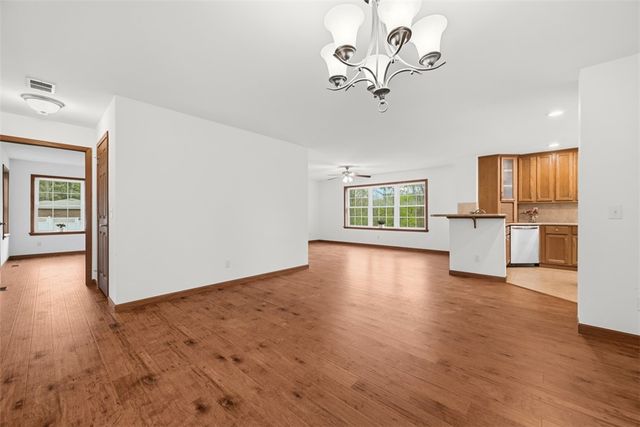 221 Parkhill Rd, Economy, PA 15005