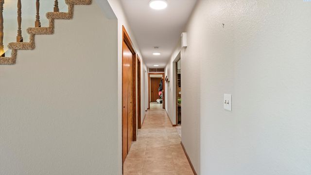 64209 E Grover Pr Ne, West Richland, WA 99353