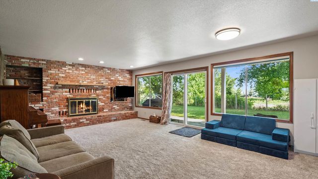 64209 E Grover Pr Ne, West Richland, WA 99353