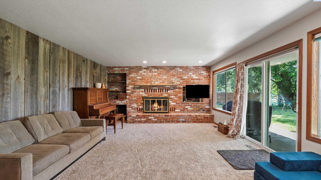 64209 E Grover Pr Ne, West Richland, WA 99353