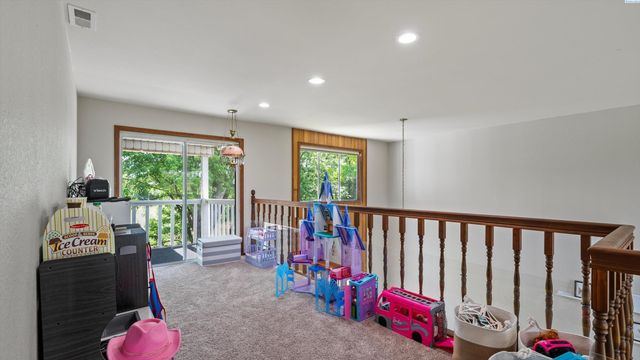 64209 E Grover Pr Ne, West Richland, WA 99353