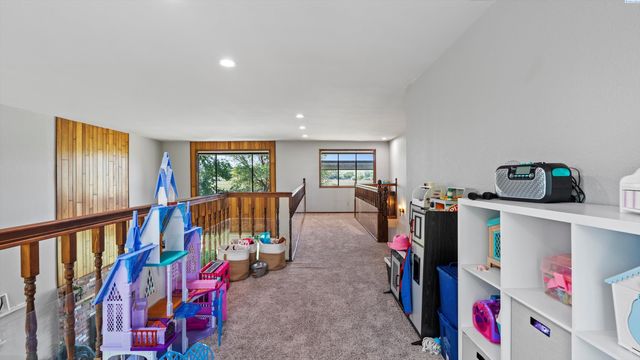 64209 E Grover Pr Ne, West Richland, WA 99353