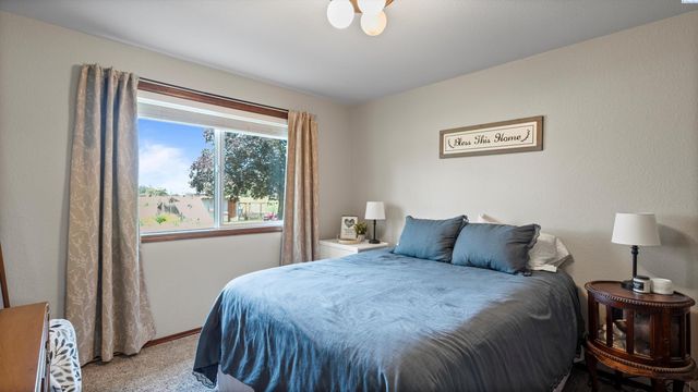 64209 E Grover Pr Ne, West Richland, WA 99353