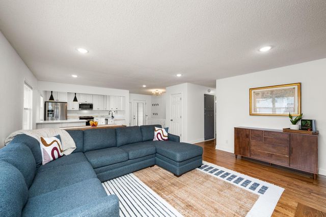 1900 Maryland Avenue N, Golden Valley, MN 55427