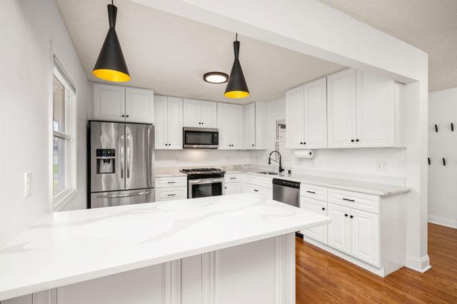 1900 Maryland Avenue N, Golden Valley, MN 55427