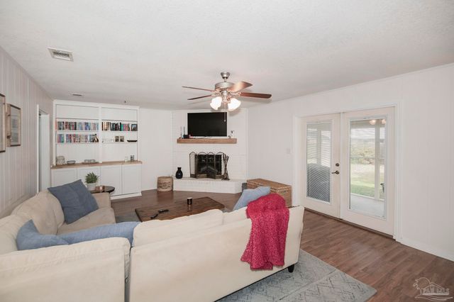 6940 Falcon Dr, Pensacola, FL 32526