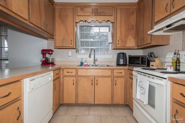 6940 Falcon Dr, Pensacola, FL 32526