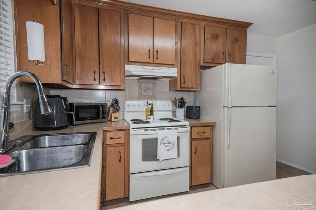 6940 Falcon Dr, Pensacola, FL 32526